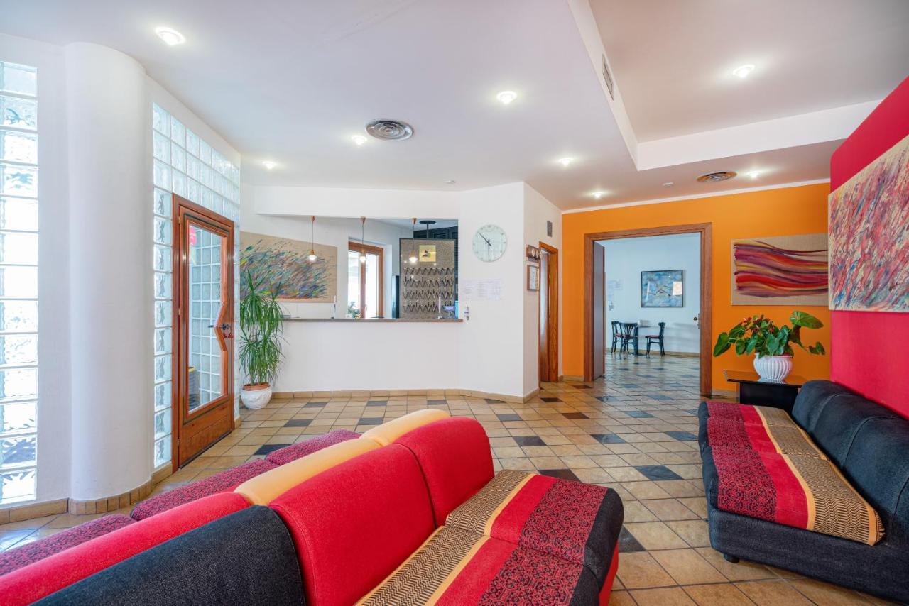 סנטה טרזה גאיורה Hotel Marinaro מראה חיצוני תמונה