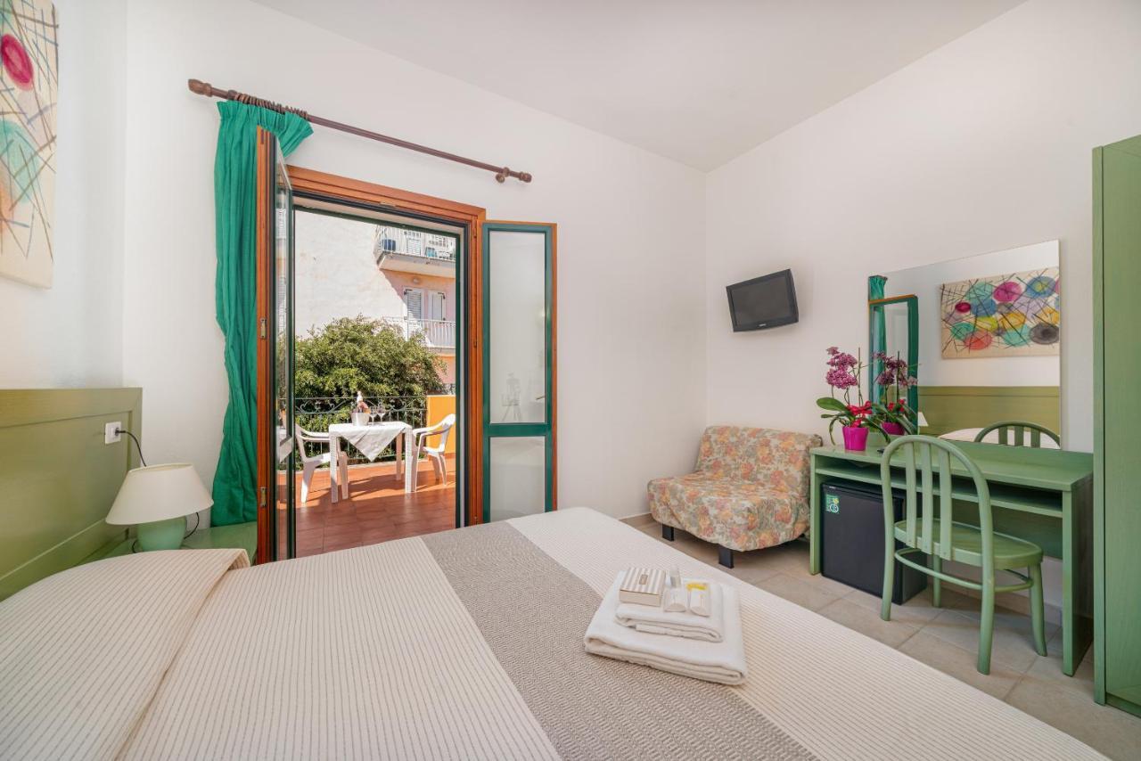 סנטה טרזה גאיורה Hotel Marinaro מראה חיצוני תמונה