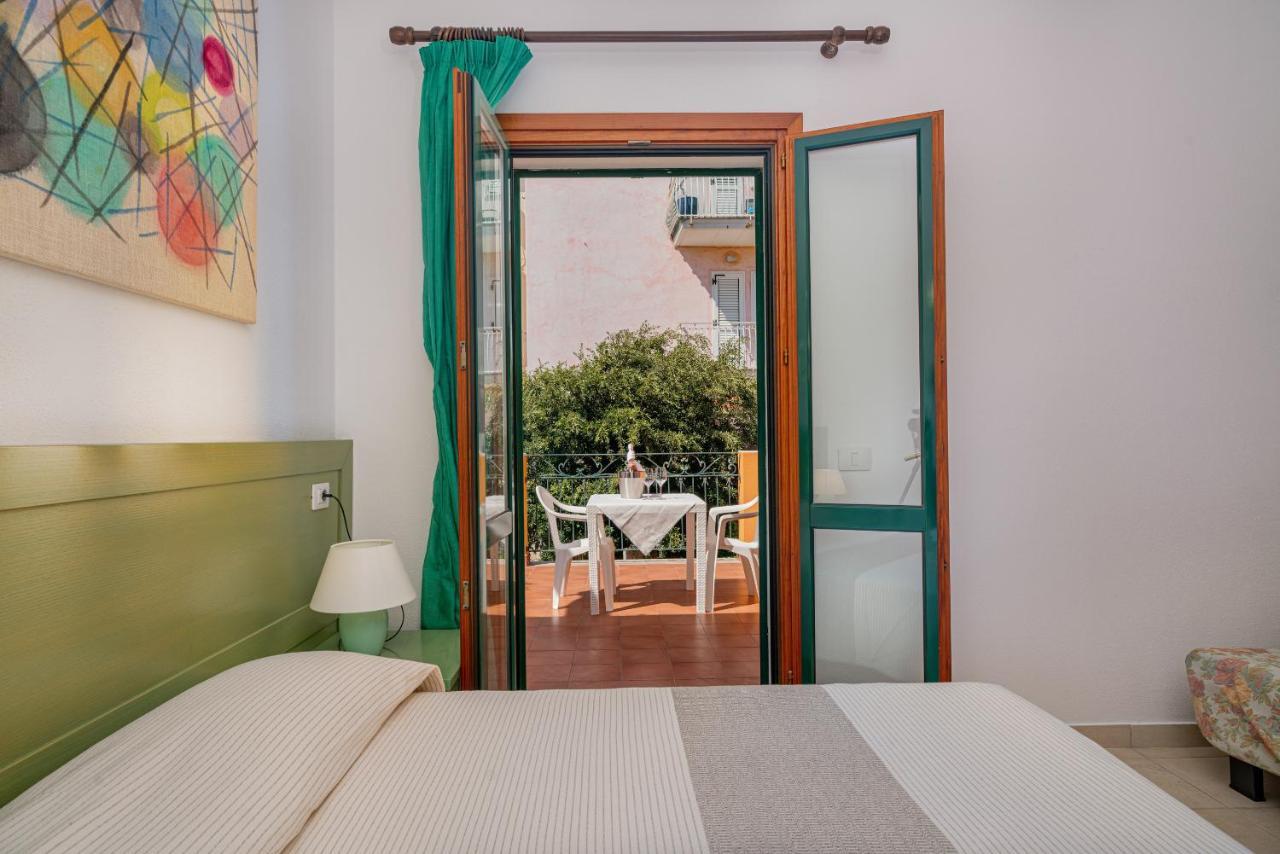 סנטה טרזה גאיורה Hotel Marinaro מראה חיצוני תמונה